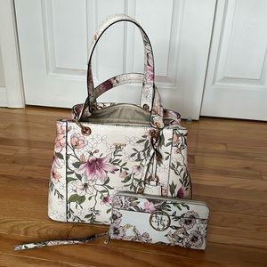 Guess Purse and Matching Wallet!